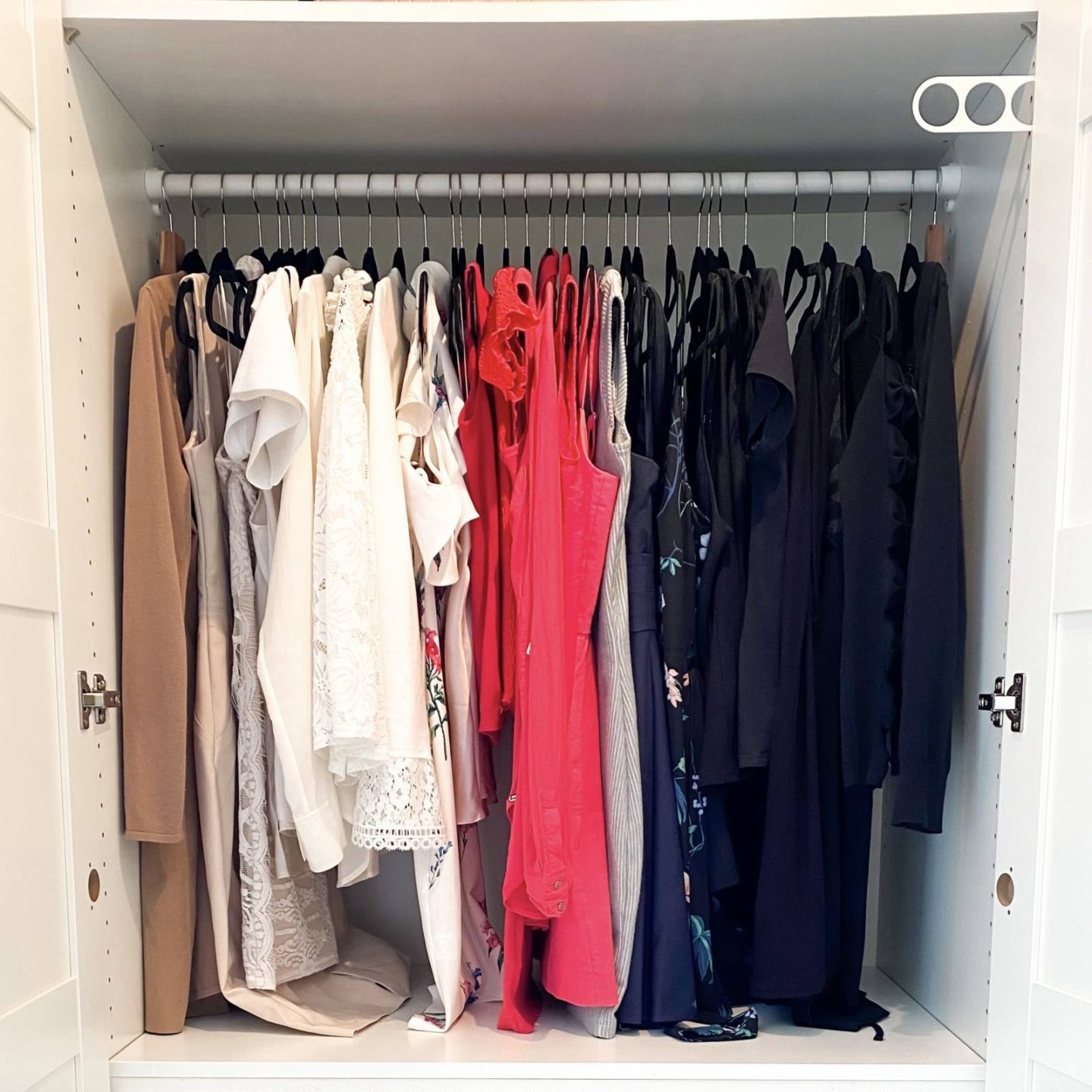 https://kimbedene.com/wp-content/uploads/2019/11/How-to-organise-your-closet-like-a-minimalist-color-coordinated-capsule-wardrobe-after-1440x1440.jpeg