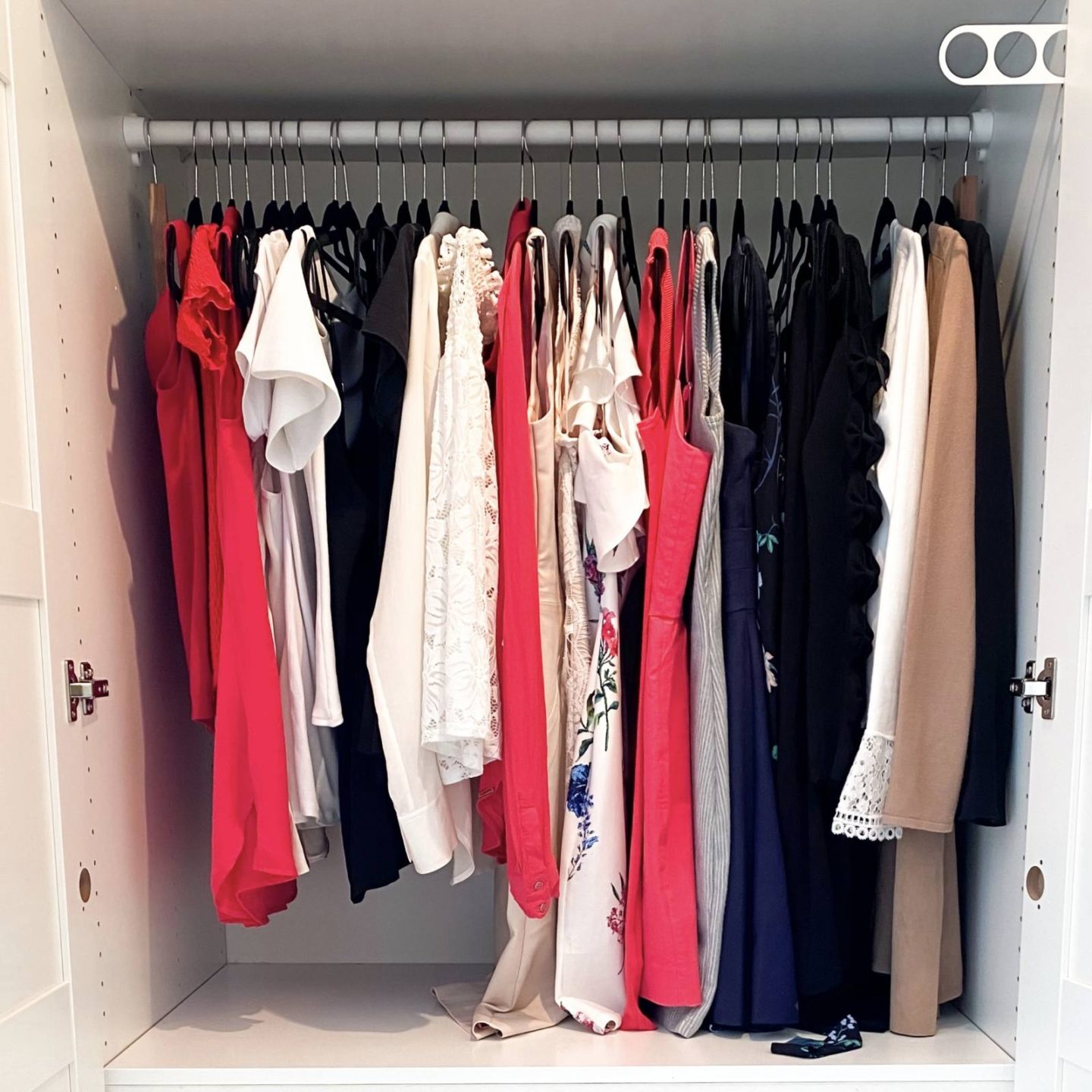 https://kimbedene.com/wp-content/uploads/2019/11/How-to-organise-your-closet-like-a-minimalist-color-coordinated-capsule-wardrobe-before-1440x1440.jpeg