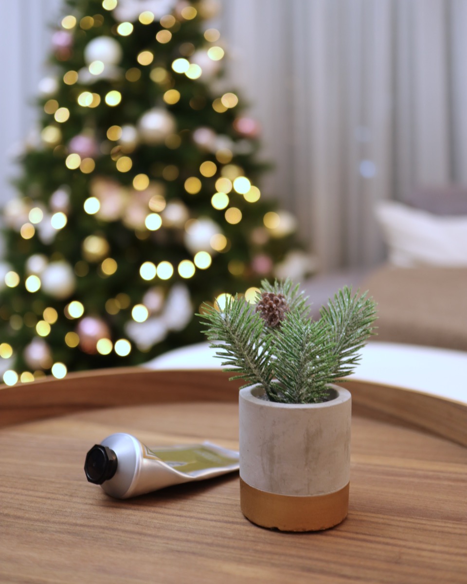 How we decorate our home for Christmas as minimalists - Kim Bedene